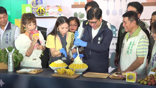 陈其迈与代言人张家玮共同制作由在地冰品业者独家研发的夏祭新鲜市限定冰品(记者 赖君欣 摄)
