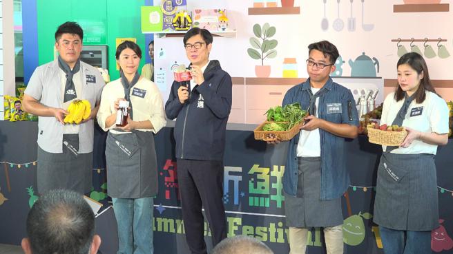 市长陈其迈出席宣传高雄四大夏季农业活动，包含5/27-28高雄凤荔季、7/22-23美浓野菜节、8月大岗山龙眼蜂蜜文化节、9月旗山香蕉节。(记者 赖君欣 摄)
