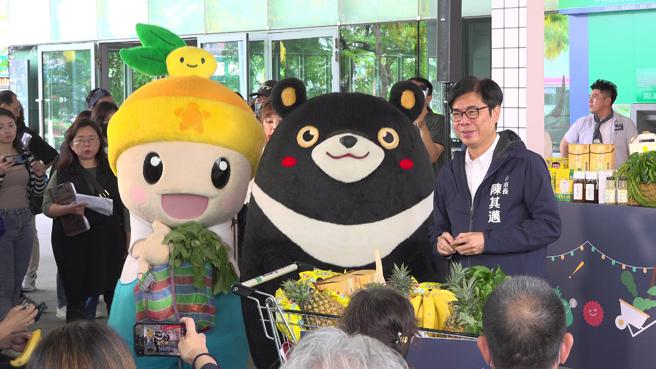 高雄熊与高通通现场活力卖萌，与市长一起推销高雄农产。(记者 赖君欣 摄)