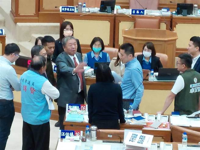 蓝营书面质询新北市长侯友宜，绿呛违反规则，蓝绿吵成一团，议长蒋根煌裁定休息10分钟，让党团协商。（陈慰慈摄）