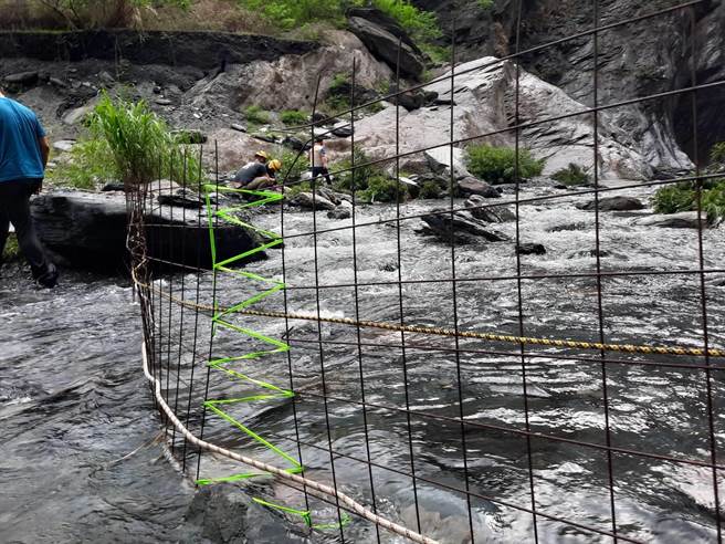 山区天候不佳，飞龙瀑布搜救未见失踪者。(屏县消防局提供)