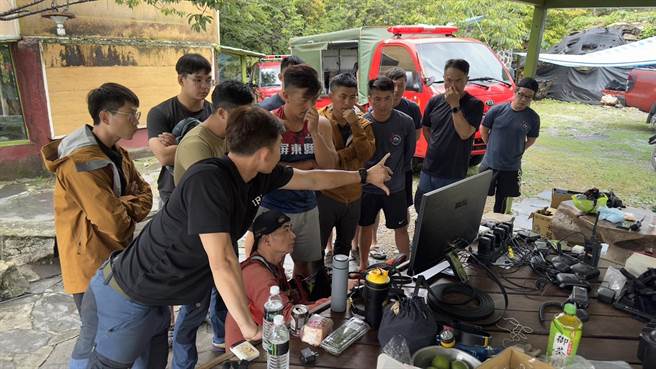 山区天候不佳，飞龙瀑布搜救未见失踪者。(屏县消防局提供)