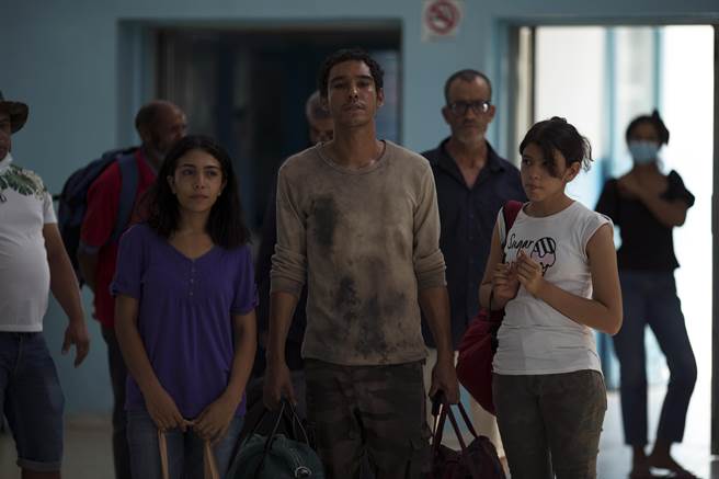 《燃起希望之火》片中有许多素人演员也都由亚当贝萨一肩扛起推动他们的责任（传影互动提供）