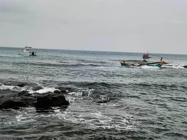 七美乡公所今日趁中午涨潮，雇用小船，将此搁浅的「幽灵船」拖往南沪港固定。（七美海洋志工提供。许逸民／澎湖传真）