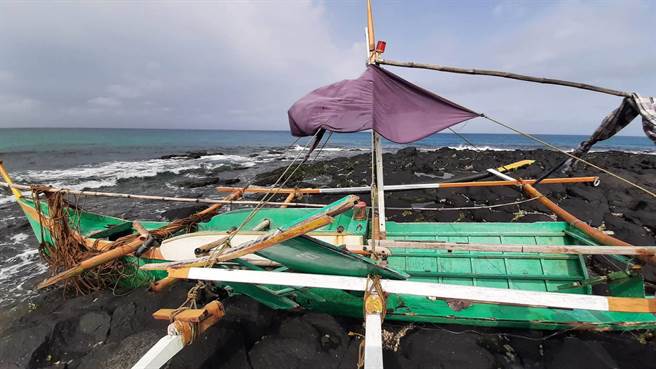 搁浅在礁岩上的「幽灵船」，疑是菲律宾的捕蟹船。（七美海洋志工提供。许逸民／澎湖传真）