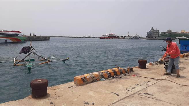 疑是菲律宾的无人捕蟹船，已拖往南沪港固定。（七美海洋志工提供。许逸民／澎湖传真）