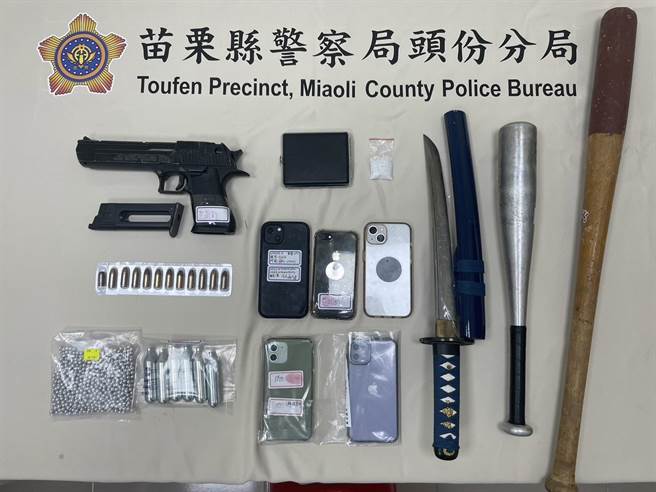 警方查获空气枪、子弹、武士刀、球棒、手机及K他命8.23公克等证物。（民眾提供／李京升苗栗传真）