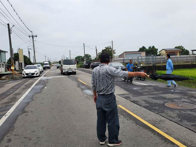 154乙线交通流量大，车辆未减速，险象环生。（周丽兰摄）