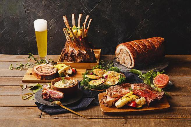 COZZI Blu和逸饭店桃园馆携手台北国泰万怡酒店主厨 推出「双厨联映」，「皇冠战斧猪排」、「义大利脆皮猪肉卷」与「英式炉烤肋眼牛」无限畅飨。（图／COZZI Blu和逸饭店桃园馆提供）★《中时新闻网》关心您：饮酒过量，有碍健康。酒后不开车，安全有保障！