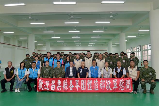 苗栗县长锺东锦为慰勉县籍参加教召的后备军人。（苗栗县政府提供／李京升苗栗传真）