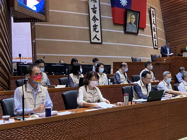 宜兰县政府财税局长卢天龙（左1）、主计处长林秋燕（左2）皆表示配合款54亿元在财政可负担范围内。（吴佩蓉摄）