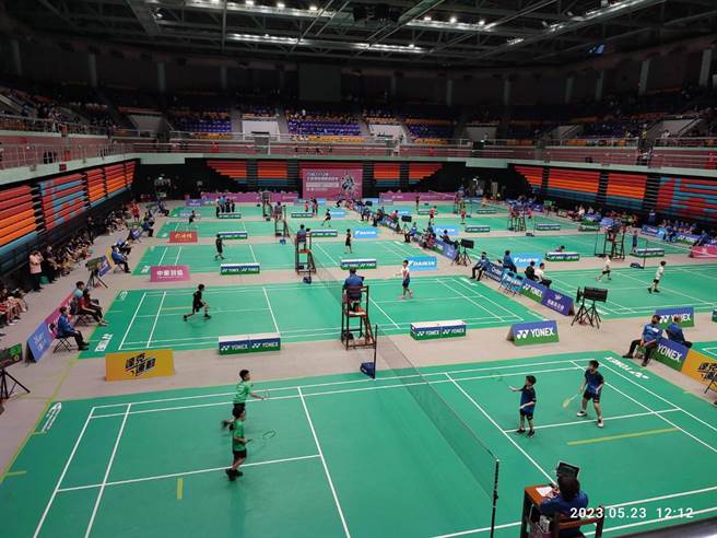 全国羽球团体锦标赛，359队齐聚屏东挥拍挑战。(屏县府提供)