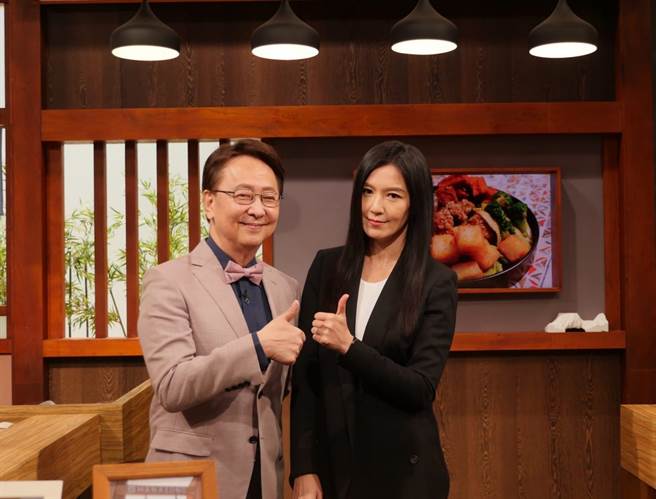 婚后就鲜少露面的林熙蕾（右），近日接受李四端访问。（MOMOTV提供）