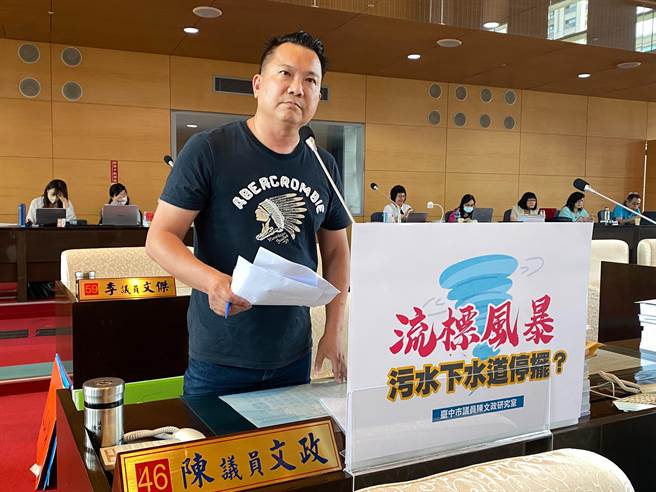 台中市议员陈文政认为，7楼以下老公寓的数量与居住率远高于11楼以上建物，且住宅火警比例等意外发生率也高，要求市府优先辅导。（张亦惠摄）