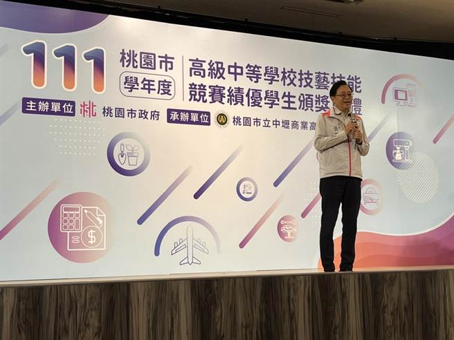 桃园市长张善政勉励优秀的学子们，除了精进自己的专业外也要多吸收科技新知。（陈梦茹摄）