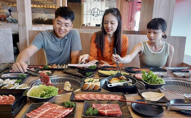 看准台中人对烧肉的热爱程度，一家烧肉业者在疫情中进军中台湾，近日更将成立台中第三家店。(林欣仪摄)