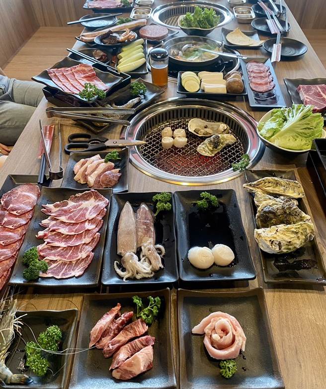 烧肉店业者标榜选用M8顶级牛背间和牛、来自加拿大的柳叶鱼等高檔食材。(林欣仪摄)