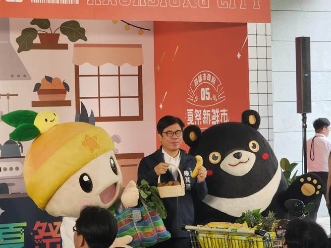 市长陈其迈化身最强推销员，大讚高雄是水果之都，热情邀请全台民眾共襄盛举，品尝高雄最新鲜的农特产品。（林雅惠摄）