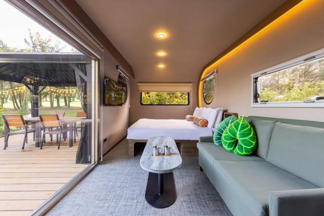 「朋趣」的豪华露营车「曙光号」，两人平日入住一泊四食13,999元起。（图／天成饭店集团提供）