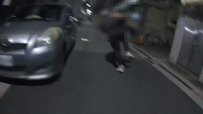 廖男逃逸至民权东路二段一带巷弄中，将机车弃置后徒步狂奔并躲藏于路边的汽车旁，廖男见警发现其行踪后，马上衝出且推开员警狂奔。（翻摄画面）