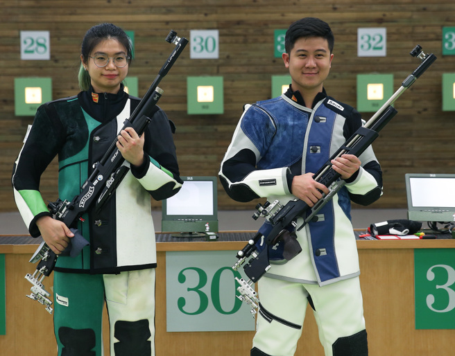 吕绍全（右）、林颖欣（左）是2018亚运10公尺空气步枪混双金牌搭檔。（陈怡诚摄）