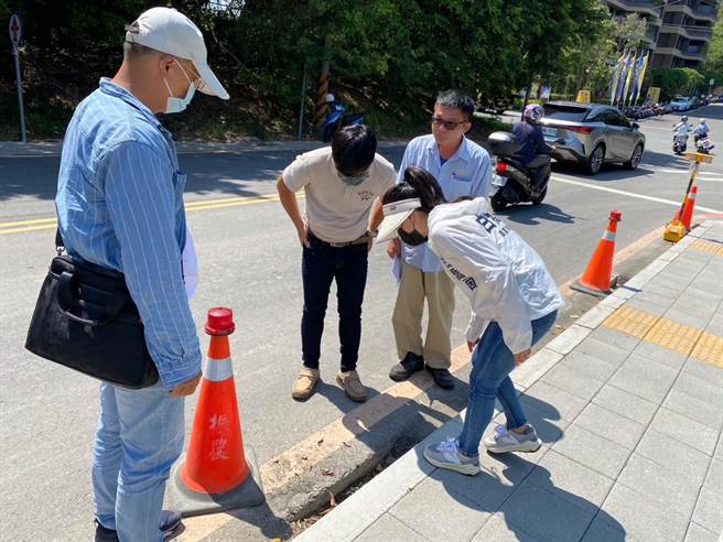 国民党高市议员白乔茵昨也到左营先锋路上会勘，民眾上网爆料指该人行道工程完工，但AC铺面尚未刨铺，质疑施工品质「做陷阱给大家跌倒吗？」（白乔茵提供）