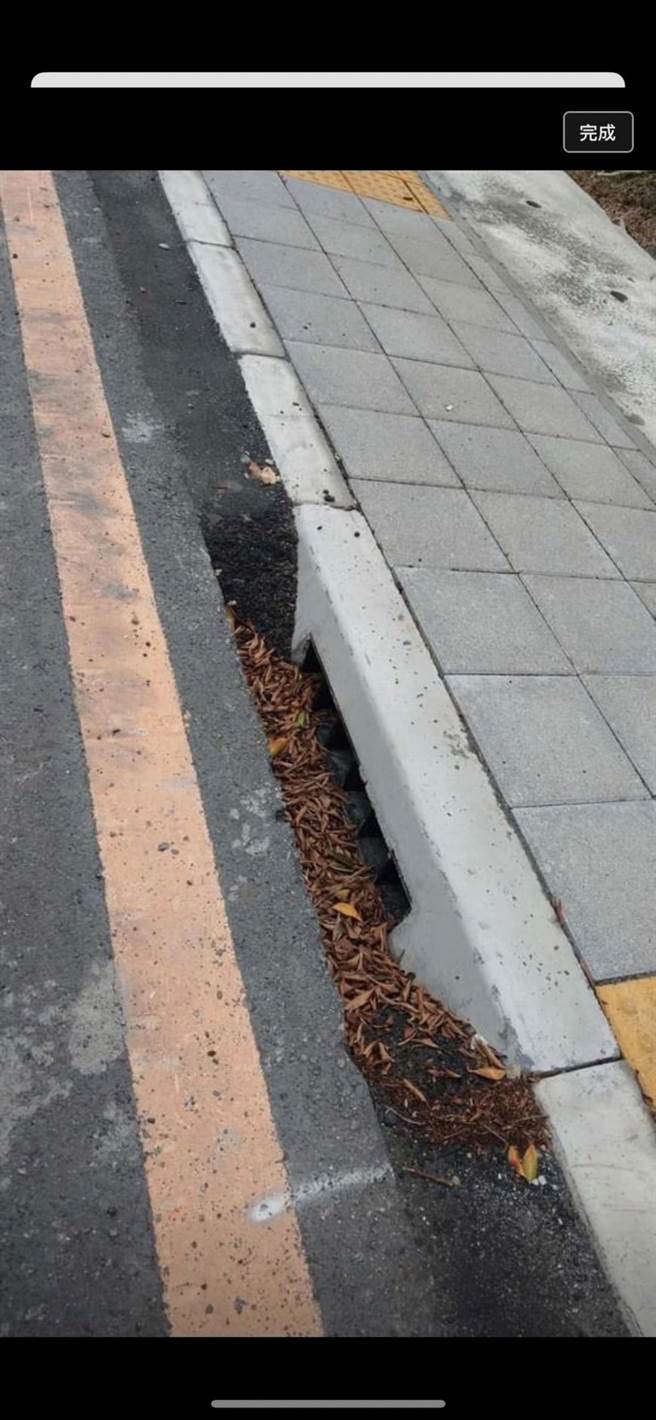 近日也有民眾上网爆料左营区先锋路人行道工程疏失，「做陷阱给大家跌倒吗？」（柯宗纬翻摄）