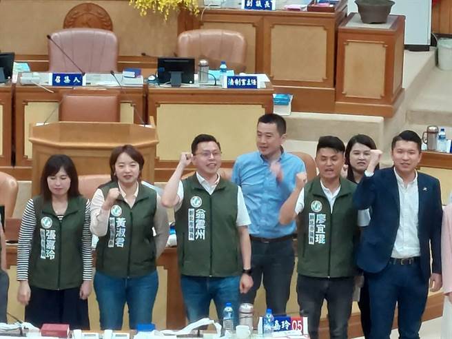 新北市议会民进党团提案要求新北市长侯宜30日到议会专案报告，为参选总统向市民交代。（陈慰慈摄）