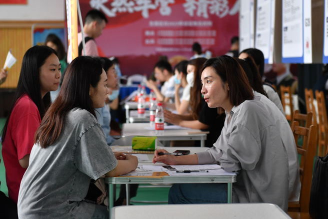 大陆各地方政府加强进行各种招聘活动，但经济復苏缓慢，让结构性失业问题快速恶化。图为长沙举行的校园招聘活动。（图／新华社）