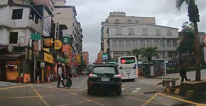 新北市瑞芳分局一名员警23日上午行经瑞芳火车站时未礼让行人，被民眾行车记录器拍下，瑞芳分局表示已开出2张罚单给员警，并记1支申诫。（翻摄照片／张志康基隆传真）