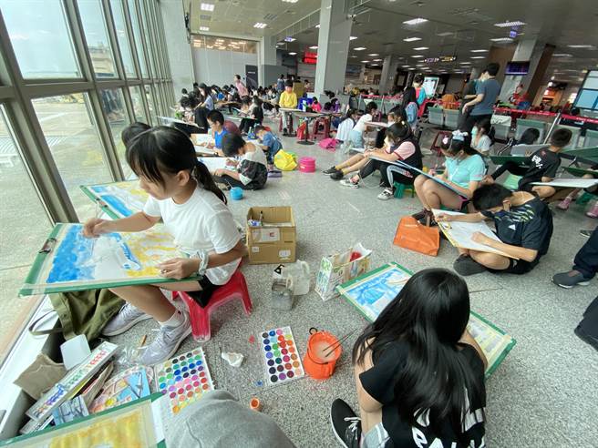 来自全县各国小及5所国中约120名师生齐聚一堂，将心中想表达的飞安宣导意象跃然于纸上。(于家麒摄)