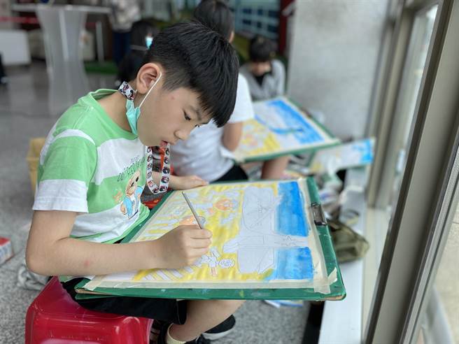 每个小朋友都聚精会神、发挥无限巧思与创意挥洒画作。(于家麒摄)