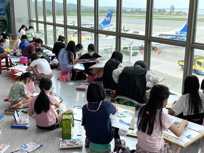 写生作品以航厦现场景观描绘为主，优胜选手在6月1日进行颁奖。(于家麒摄)