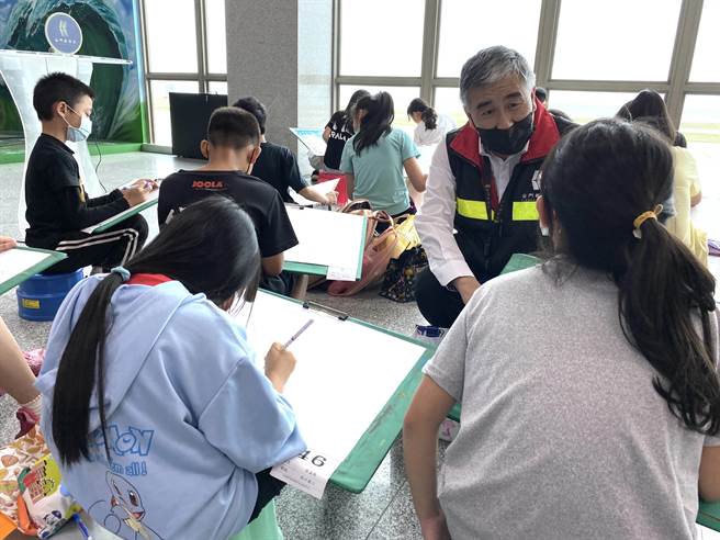 金门航空站主任洪念慈与参赛小选手们交流创意，向下扎根飞安观念。(于家麒摄)