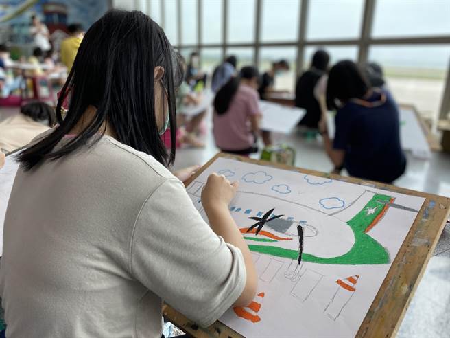 优胜选手在6月1日进行颁奖，作品也将于航厦展出，以达飞安宣导的目的。(于家麒摄)