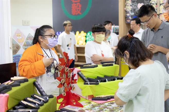 学生们展示作品。（君毅高中提供／李京升苗栗传真）