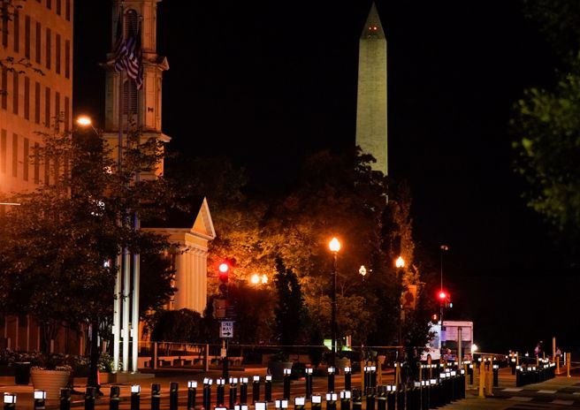 案发后，拉法叶广场周边道路封锁，美国特勤局与其他执法单位干员在现场调查这起蓄意衝撞事件。（路透）