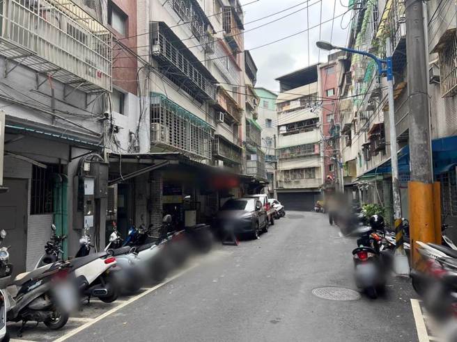 中和圆通路与泰和街今天下午接连发生坠楼事件。（民眾提供）