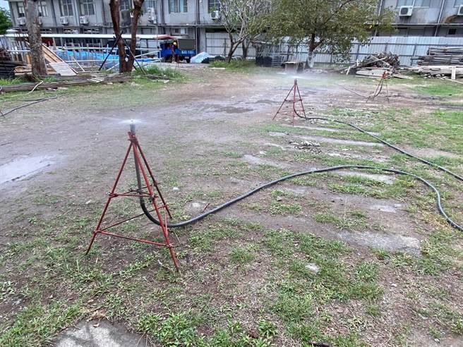 自动洒水设备维持工地环境的溼度，有助降低人力运用，提升污染防制效率。(台东县政府提供／萧嘉蕙台东传真)