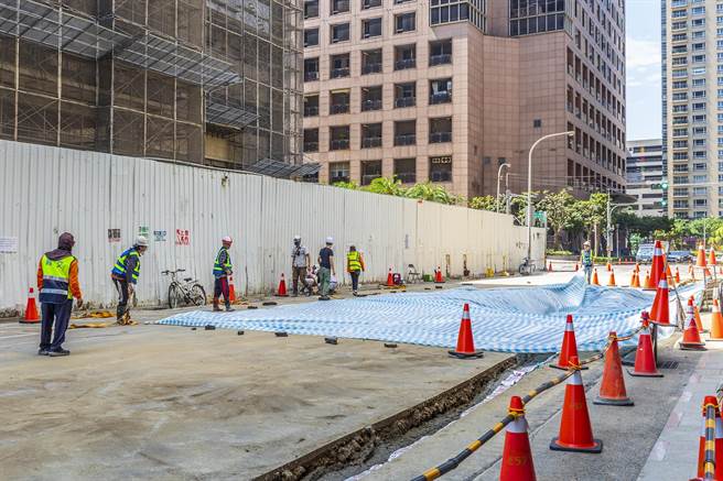 县府指丰采520建案有做过10次勘验报告。（罗浚滨摄）