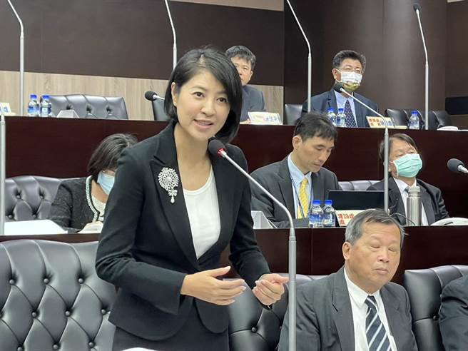 南投县长许淑华说，县府完成公车候车亭的清查，将优先改善58座较常使用的候车亭，打造友善安全的乘车环境。（杨静茹摄）