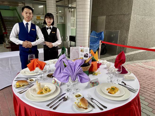 宜兰县罗东高商学生调配的创意饮品玫瑰气泡饮，皆为他们自己酿的香草纯露及玫瑰糖浆。（吴佩蓉摄）