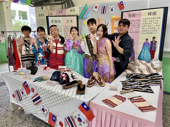 宜兰县罗东高商观光科同学呈现各国服饰风俗民情。（吴佩蓉摄）