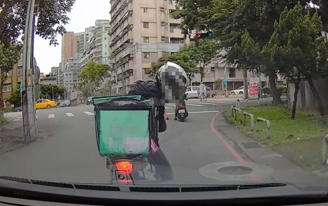 驾驶行经新北市土城区立清街上时，突遇外送员骑机车「二度急煞」，疑似想碰瓷吓得驾驶紧急煞车，所幸未追撞。（翻摄自脸书爆料公社二社）