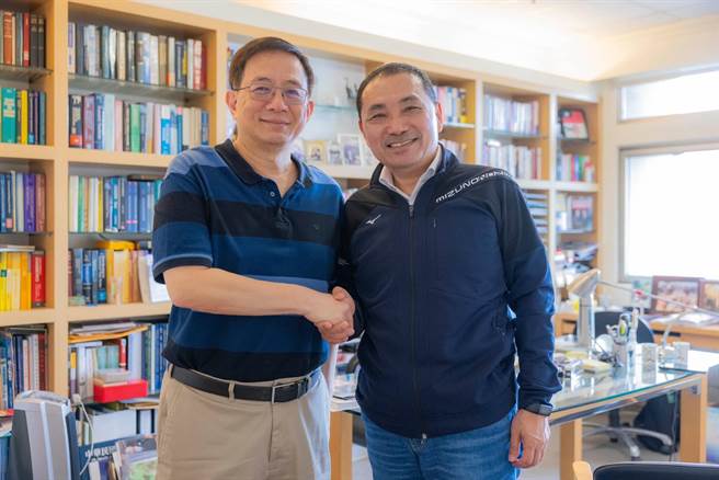 国民党总统参选人、新北市长侯友宜今（23）日晚间在脸书发文指出，日前自己去拜会甫卸任台湾大学校长的管中闵，向他请益近来国内外的经济情势、青年面临的就业、居住、高教等问题。（黄敬文翻摄）