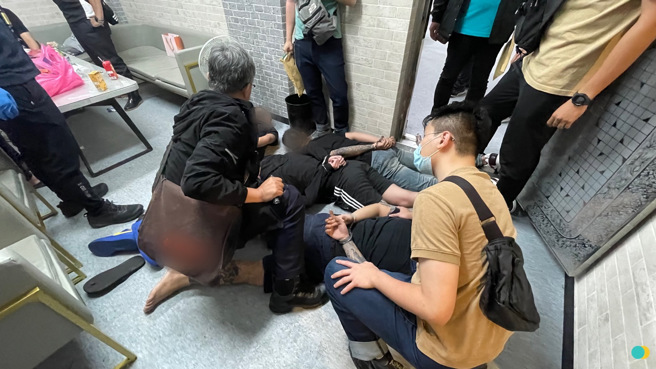 大批警力攻坚衝入屋内「趴下！趴下！手举高！脚伸直」。（图／警方提供）