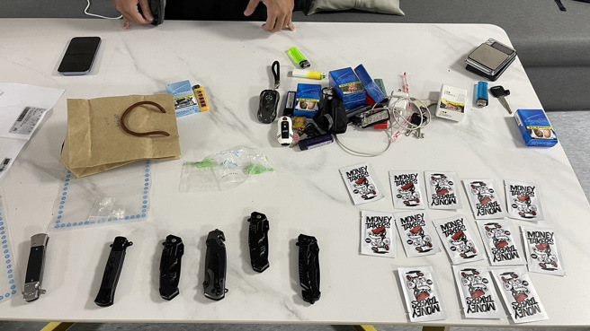 警方搜出K他命毒品近70公克、毒品分装袋、毒咖啡包17包及电子磅秤外，还在多人身上搜出多把弹簧刀及塑胶警棍等物品。（图／警方提供）