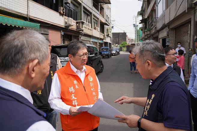 县长杨文科到新丰乡勘灾，了解民宅水淹水灾情。（新竹县政府提供／罗浚滨新竹传真）