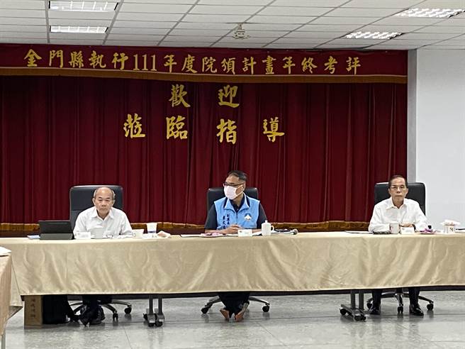 会议由副县长李文良(中)主持，将持续推行道安工作的相关措施，期使达到交通安全零死亡之目标。(于家麒摄)