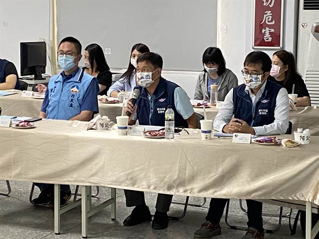 督考人员针对辖内各管考工作小组，提出相关督导所见优、缺点及改进建议事项。(于家麒摄)